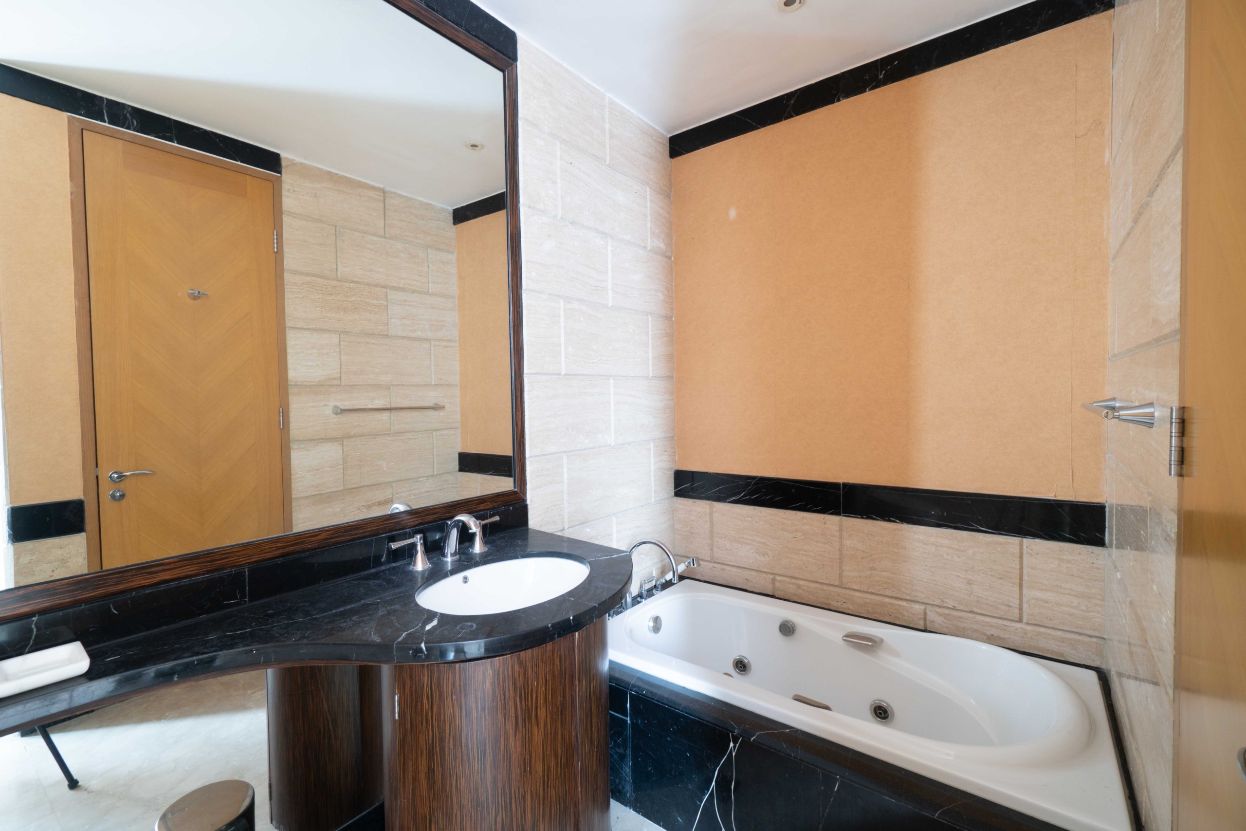 KEMPINSKI-2BR-BATHTUB AREA