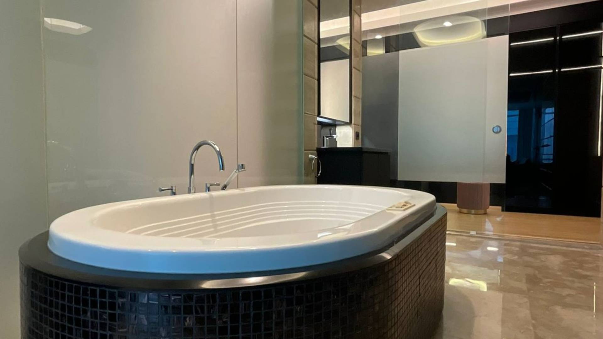 KEMPINSKI PRIVATE RESIDENCE-2BR-MASTER BATHROOM