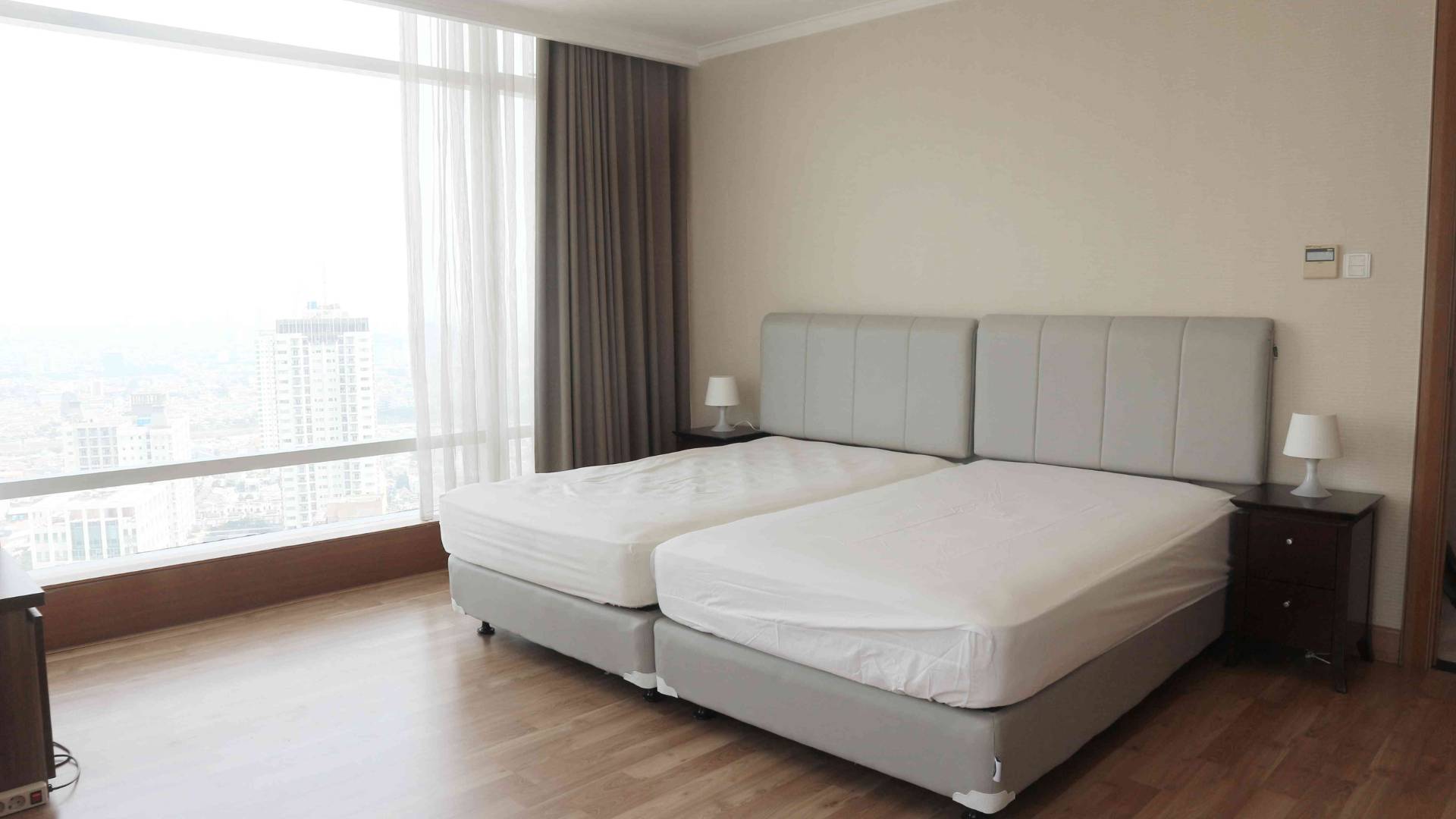 KEMPINSKI PRIVATE RESIDENCE-2BR-MASTER BEDROOM WITH A WINDOW