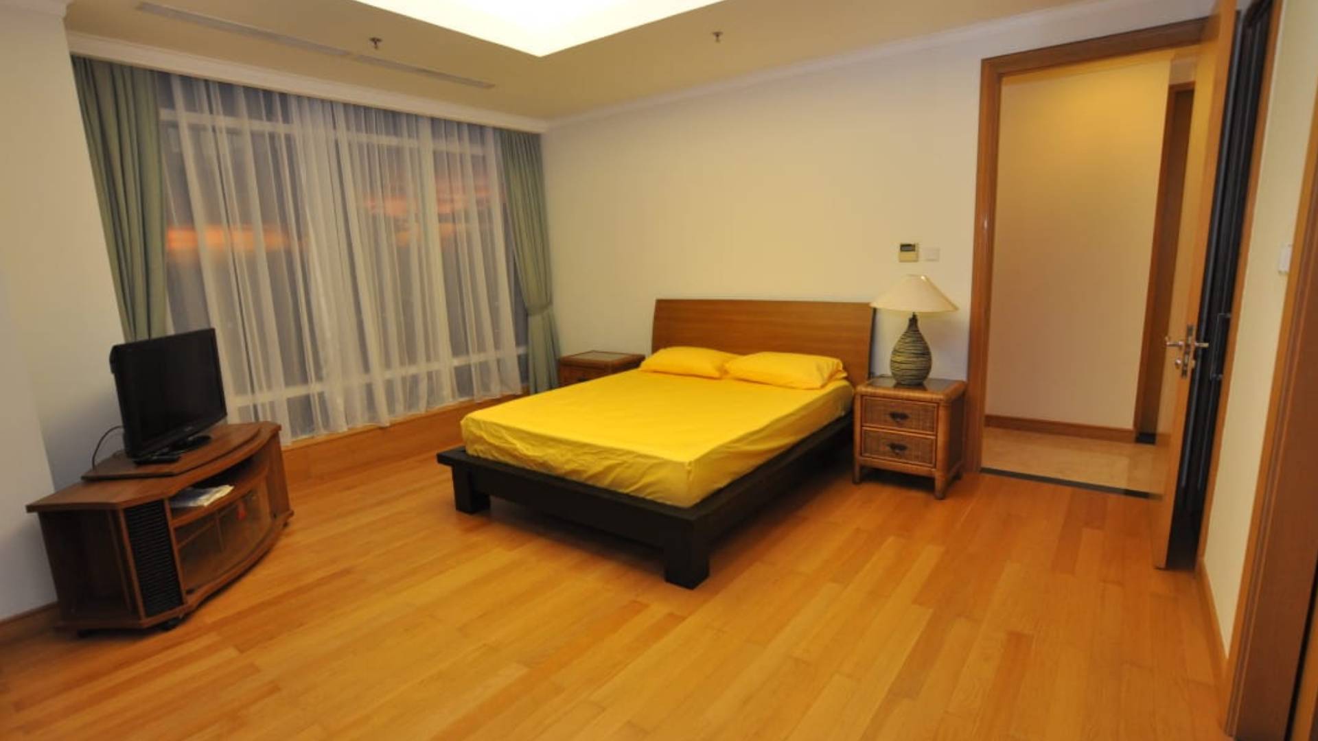 KEMPINSKI PRIVATE RESIDENCE-2BR-MASTER BEDROOM WITH A WINDOW & TV CABINET