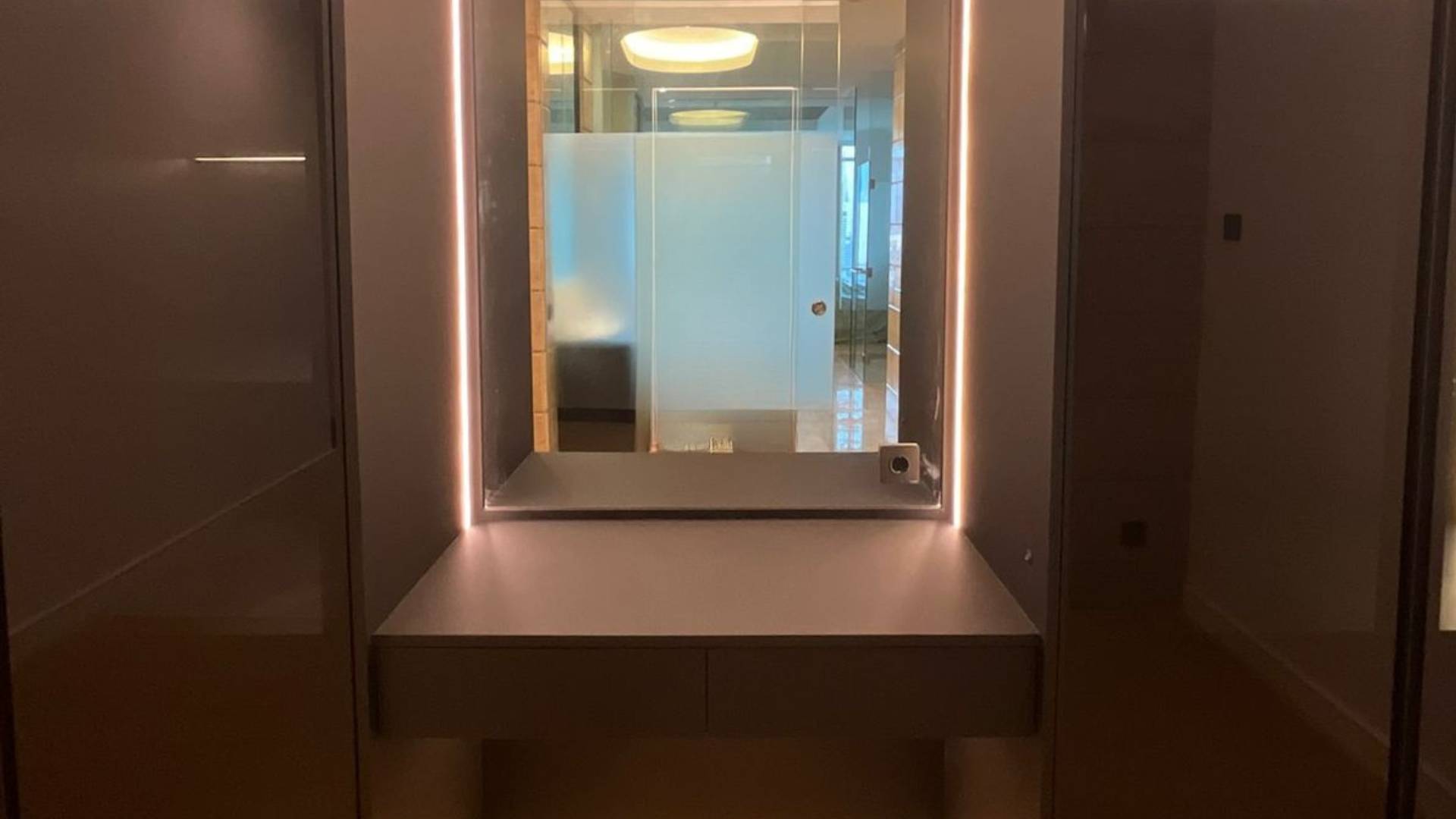 KEMPINSKI PRIVATE RESIDENCE-2BR-WARDROBE AREA