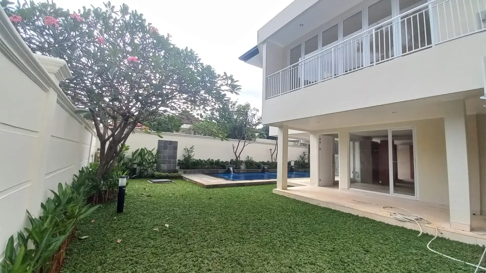 Executive Paradise-3BR-Backyard