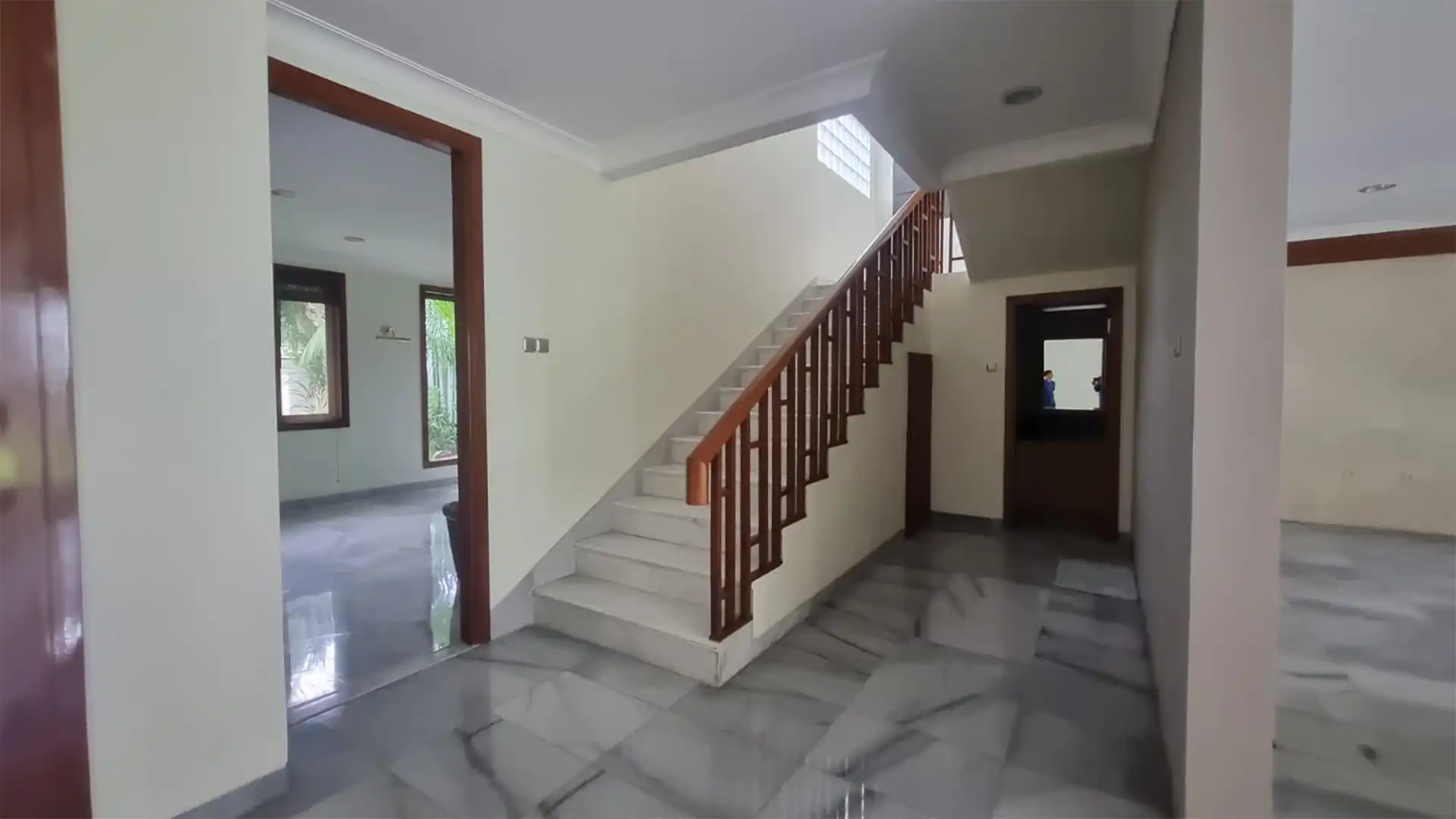 Executive Paradise-4BR-Stairs