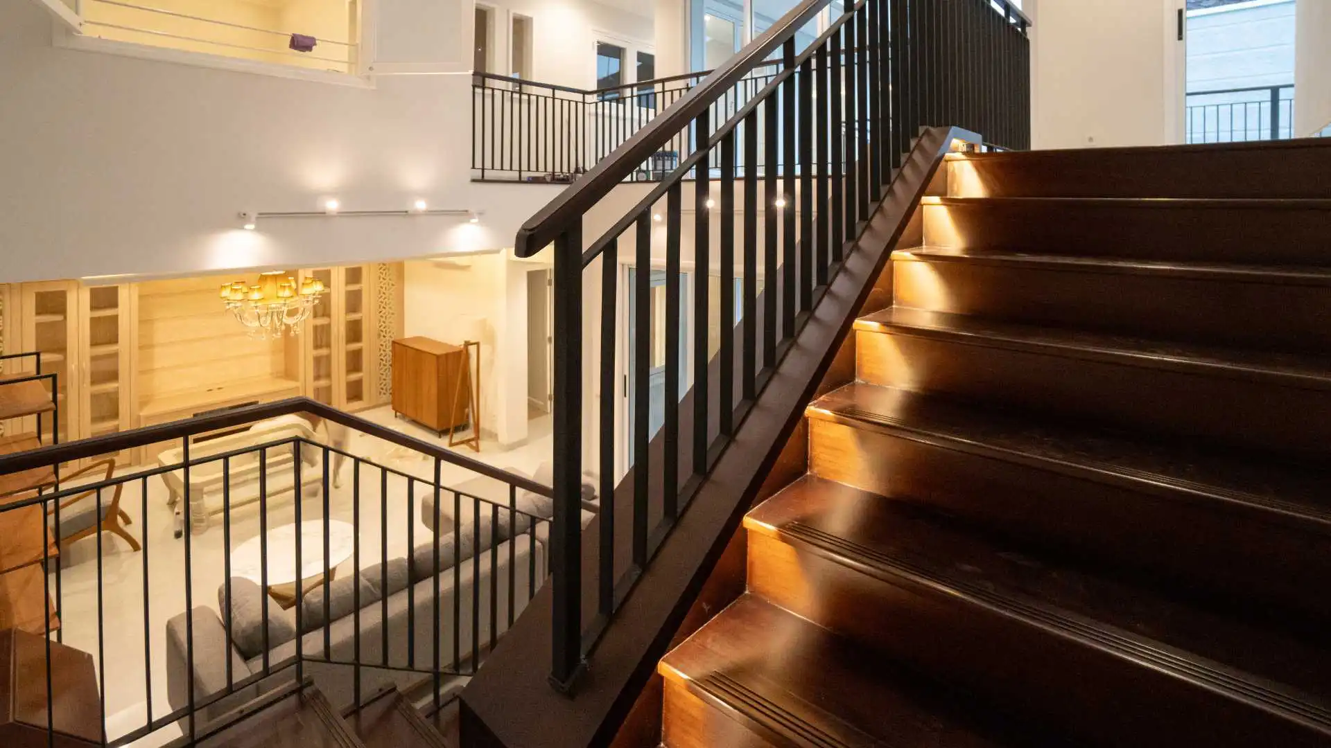 Executive Paradise-5BR- Stairs Executive Paradise-5BR- Stairs