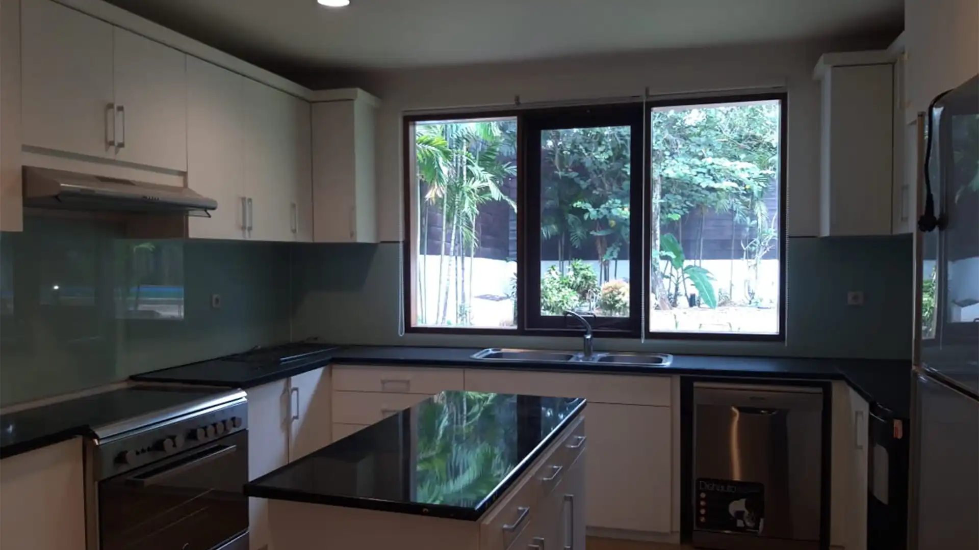 Executive Paradise-6BR-Kitchen