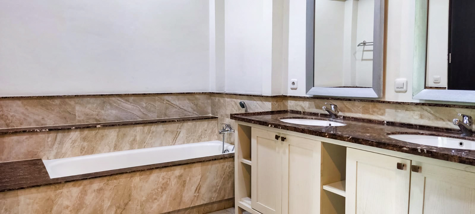 PALM MANSION BUNGUR 37C - 4BR - Bathroom2