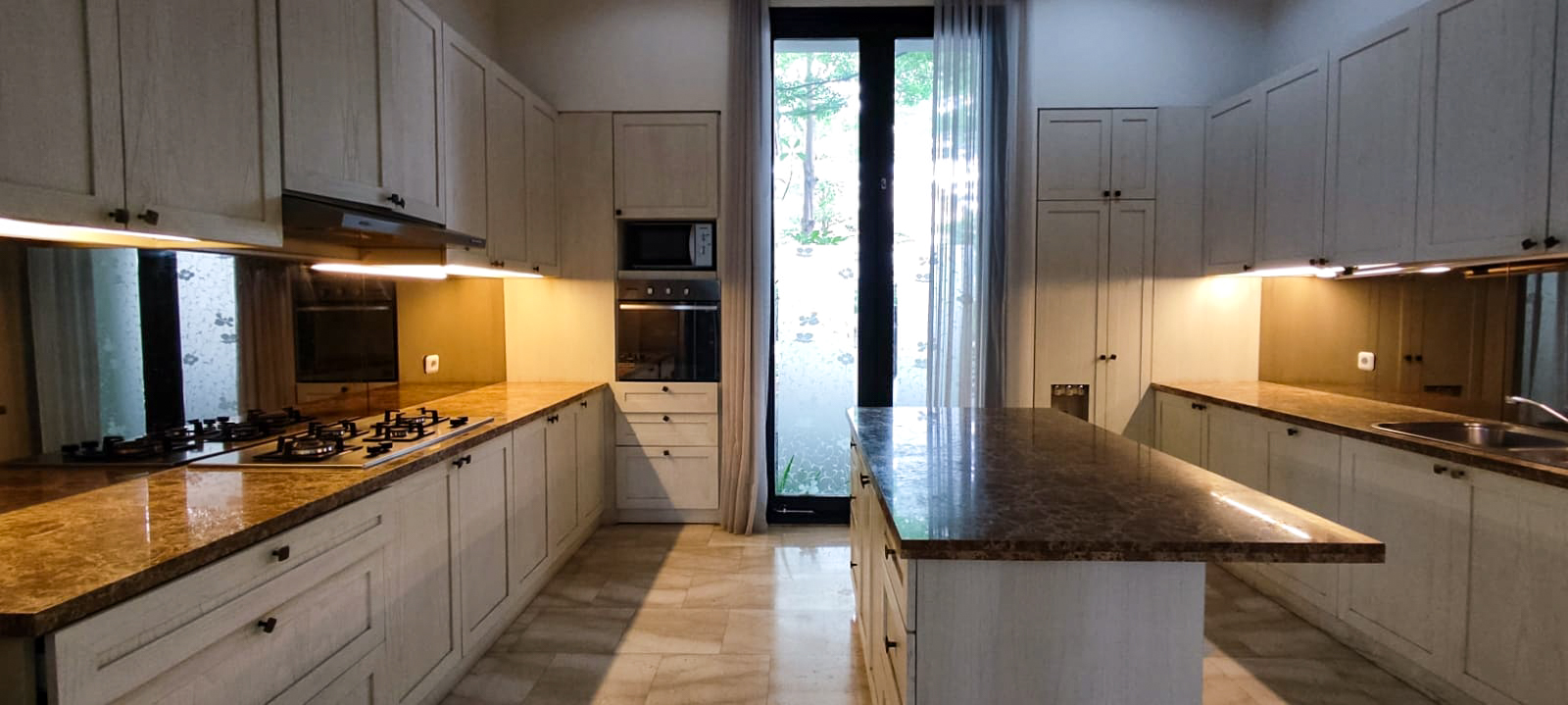 PALM MANSION BUNGUR 37C - 4BR - Kitchen