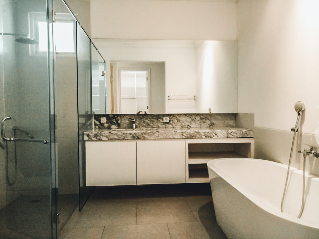 PEJATEN BARAT NO5 – 5BR – BATHROOM (1)