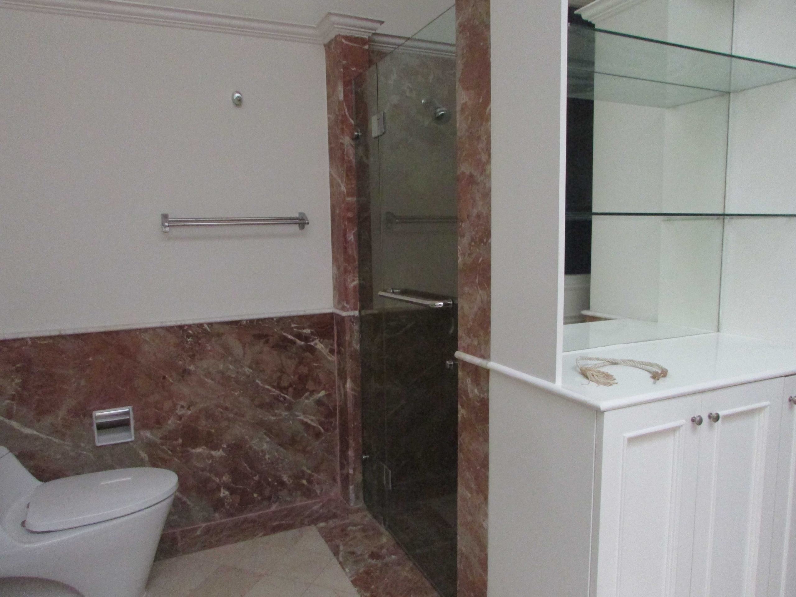 PEJATEN BARAT NO5 – 5BR – GUEST BATHROOM.jpg