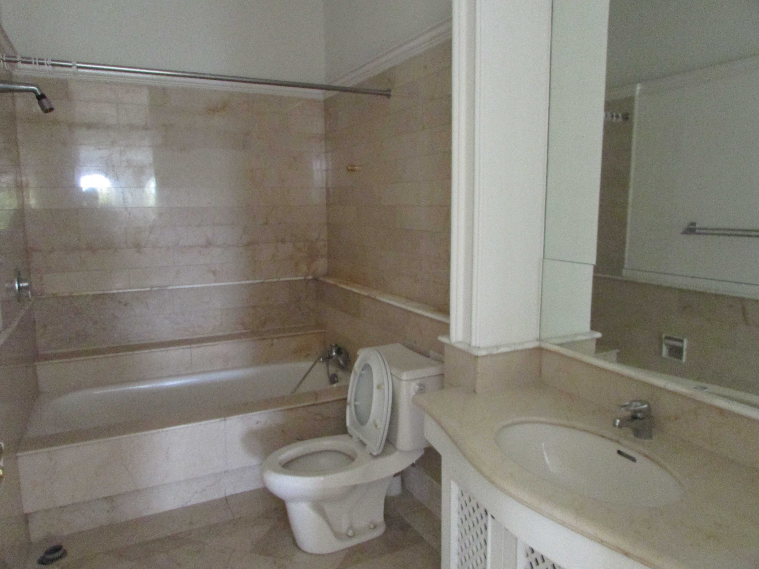 PEJATEN BARAT NO5 – 5BR – SECOND BATHROOM.jpg