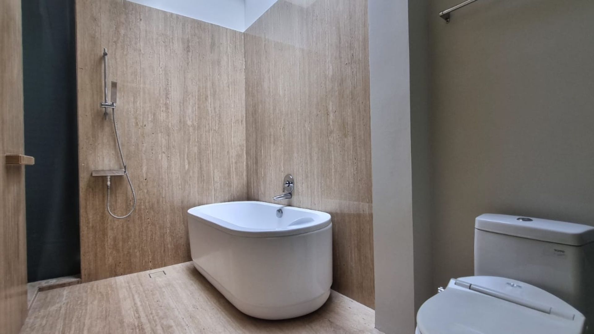 Villa Veranda 2 – 4 Br- Bathroom 1