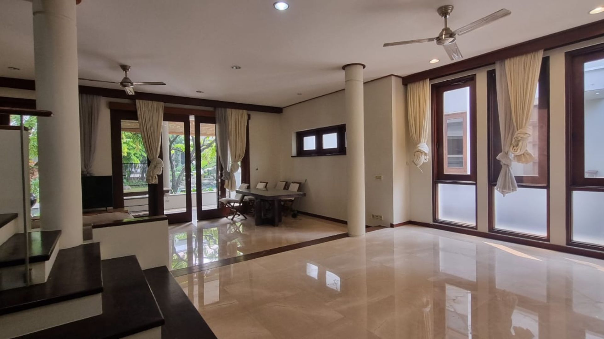 villa Veranda 1-3br- Living Room 2