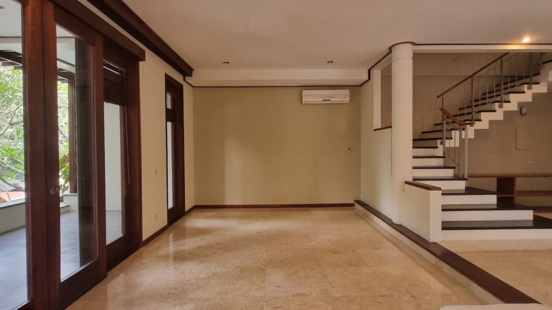 villa Veranda 1-3br- Living Room 2