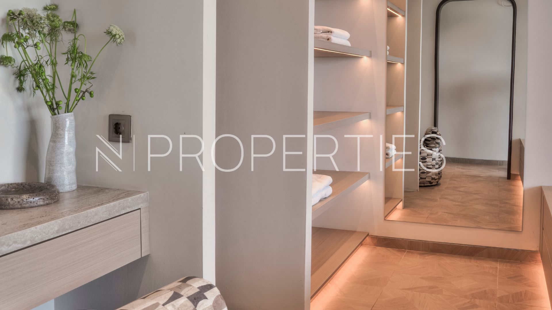 BATU BINGIN – WARDROBE AREA