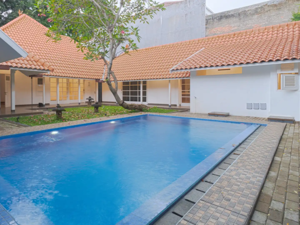 Menteng Bondowoso No.11-3BR-Swimming Pool & Backyard