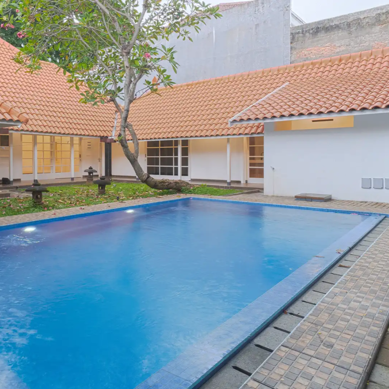 Menteng Bondowoso No.11-3BR-Swimming Pool & Backyard