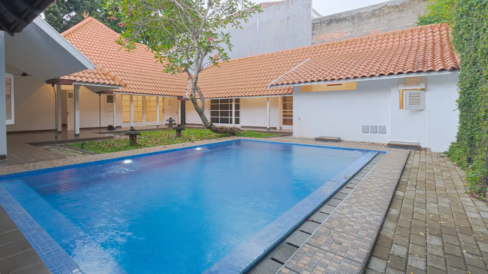 Menteng Bondowoso No.11-3BR-Swimming Pool & Backyard