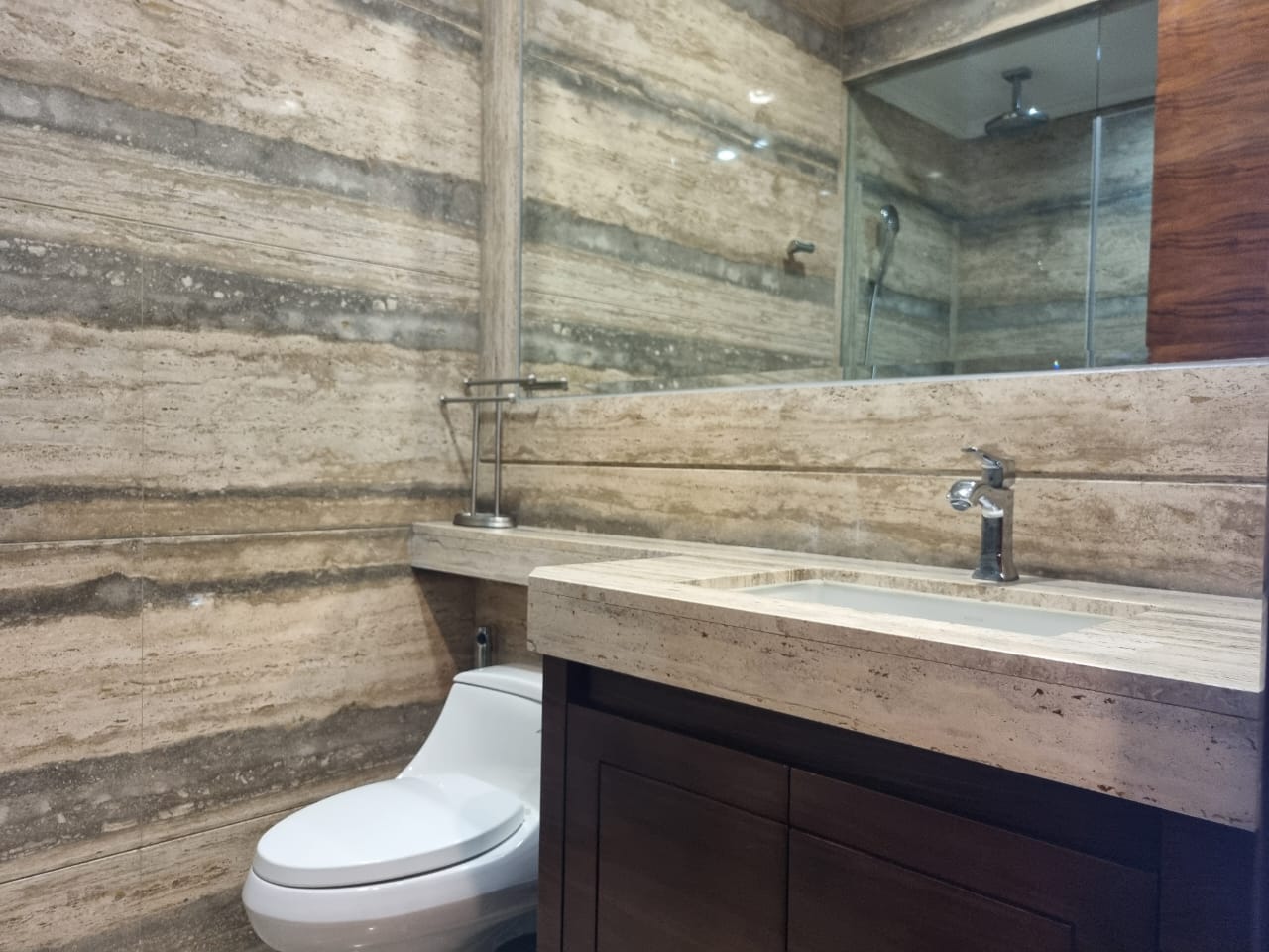 DISTRICT170-2BR-BATHROOM