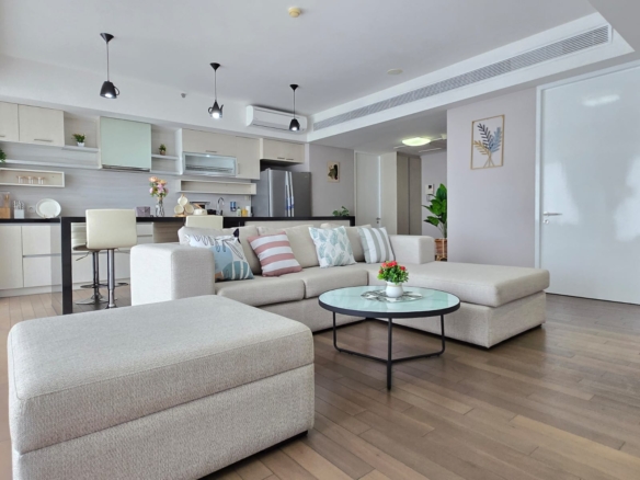 Verde One - Living room area