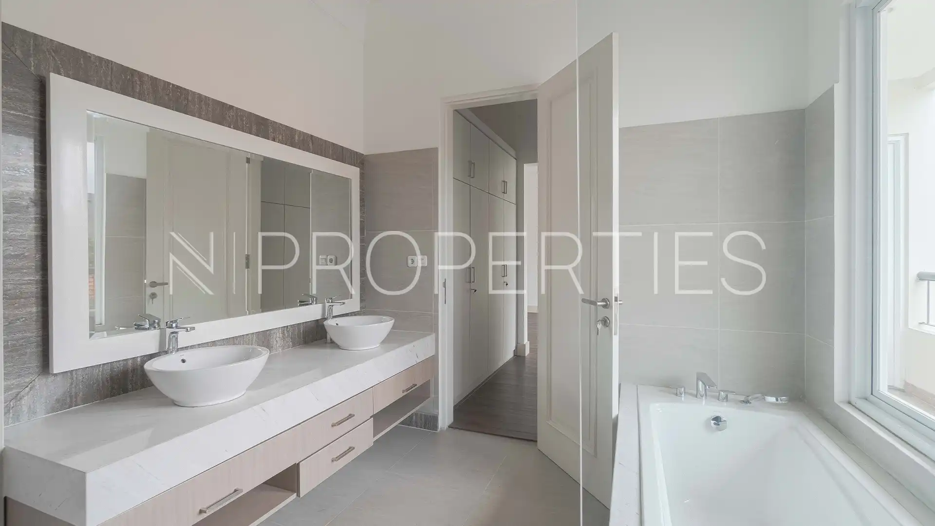 Kemang Selatan-4BR-Bathroom 1