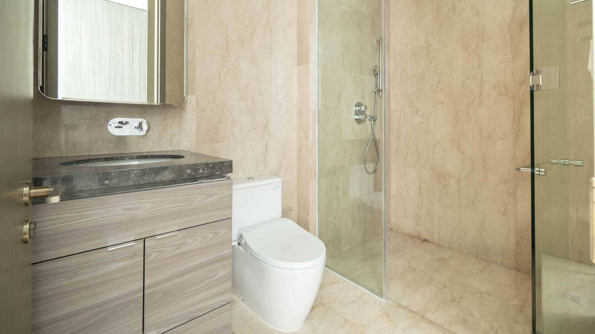 Two Verde-3BR-Toilet