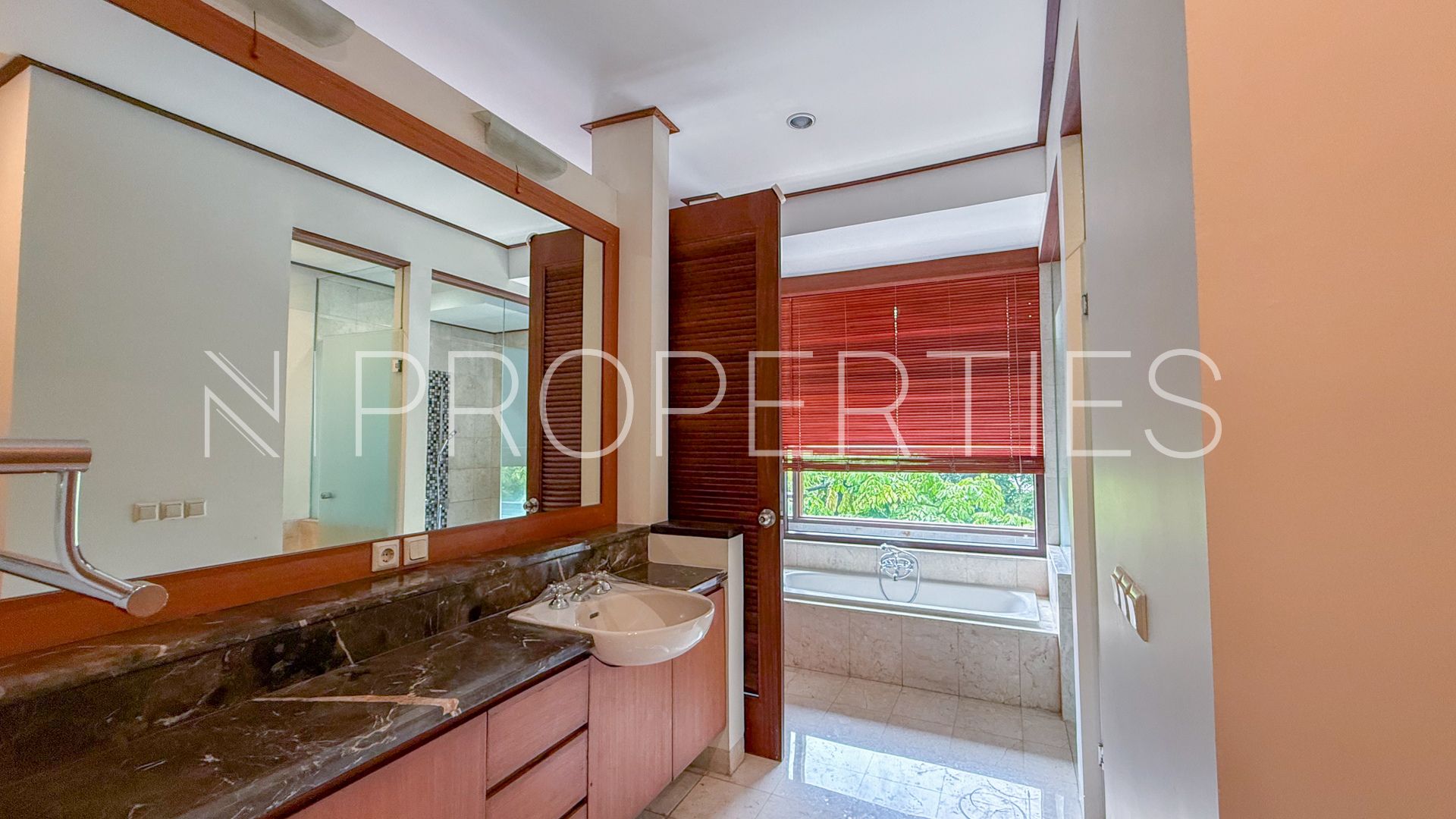 VERANDA I-3BR-MASTER BATHROOM