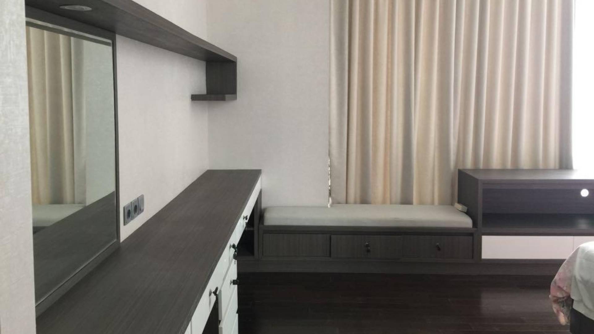 VERDE 0NE-3BR-MAKE UP TABLE & OFFICE TABLE