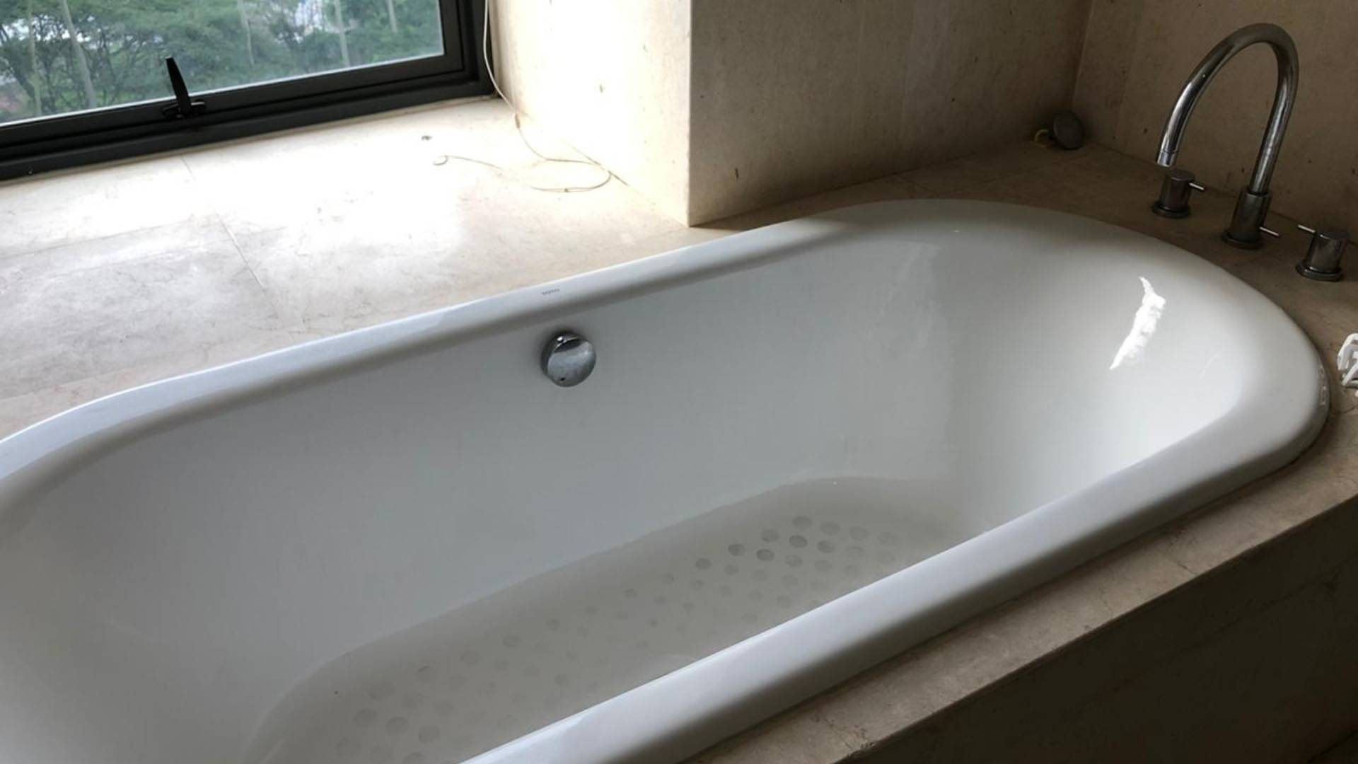 VERDE ONE-2BR-BATHUB ON MASTER BATHROOM