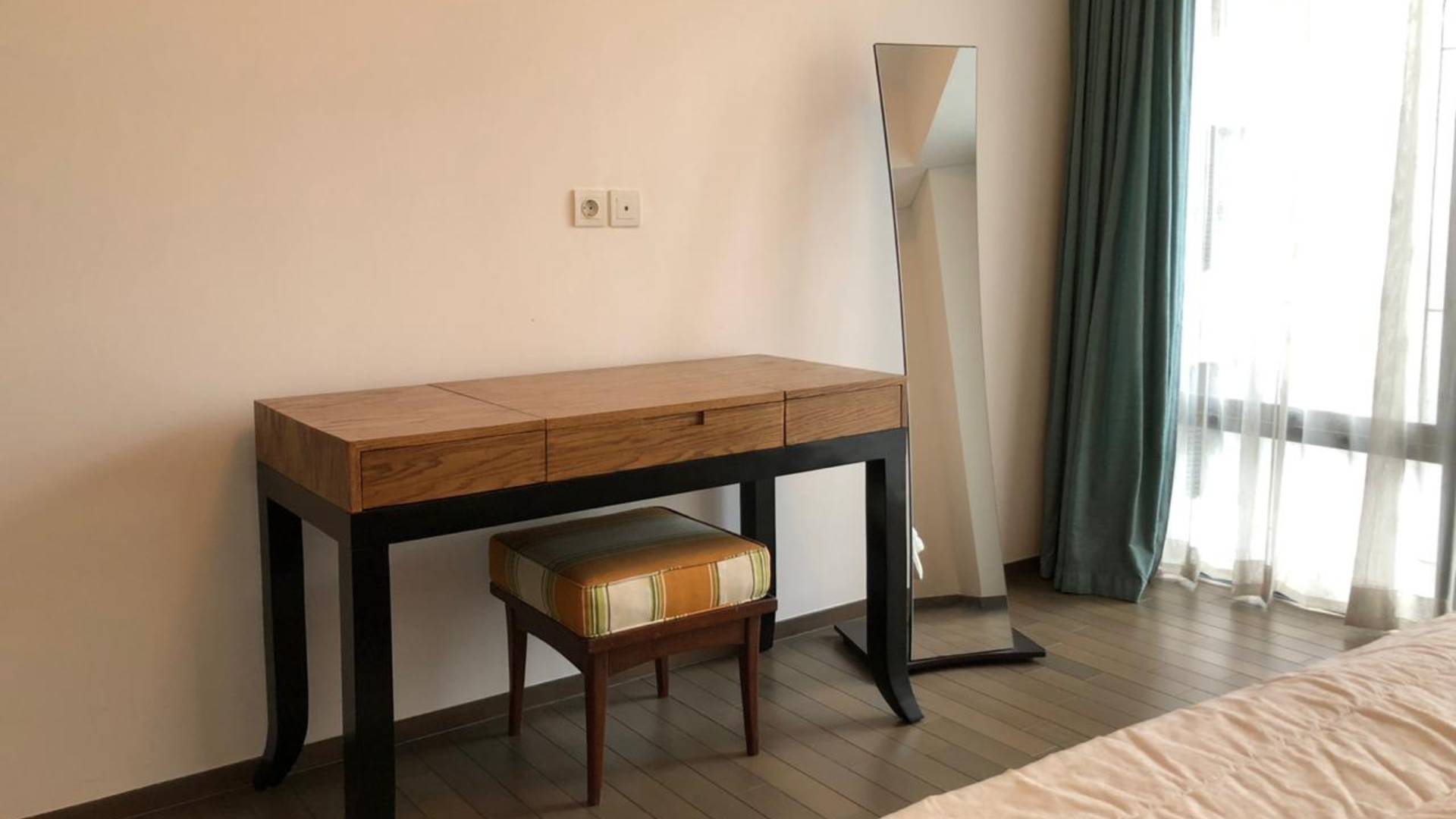 VERDE ONE-2BR-MAKEUP TABLE