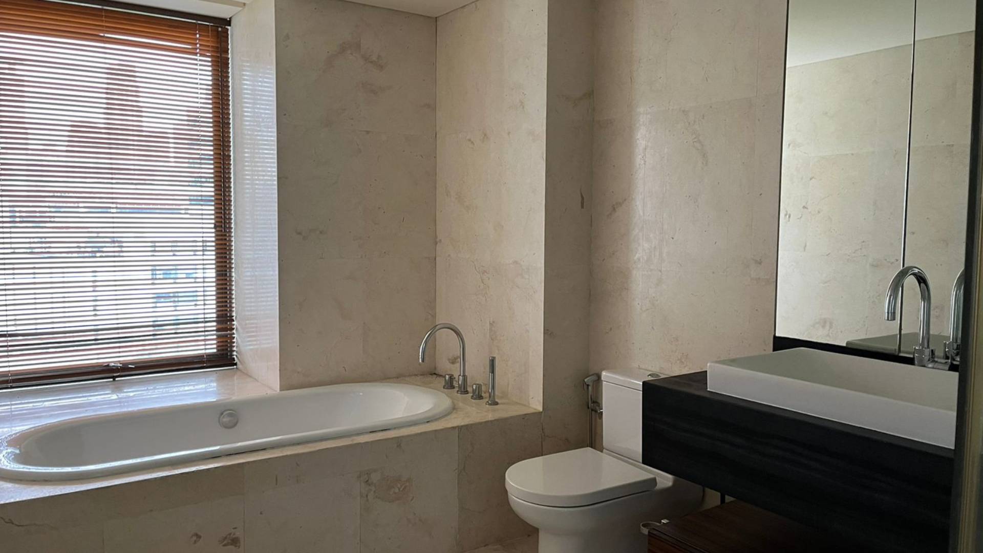 VERDE ONE-2BR-MASTER BATHROOM WITH BATHUB