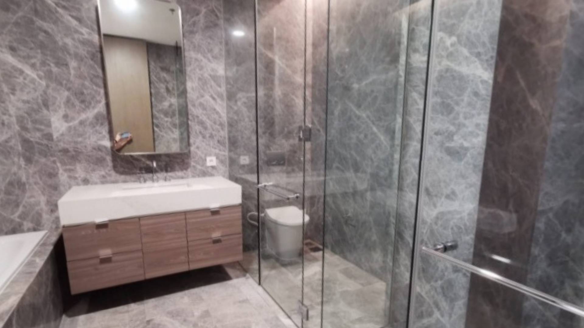 VERDE TWO-TERRAVERDE-3BR-MASTER BATHROOM