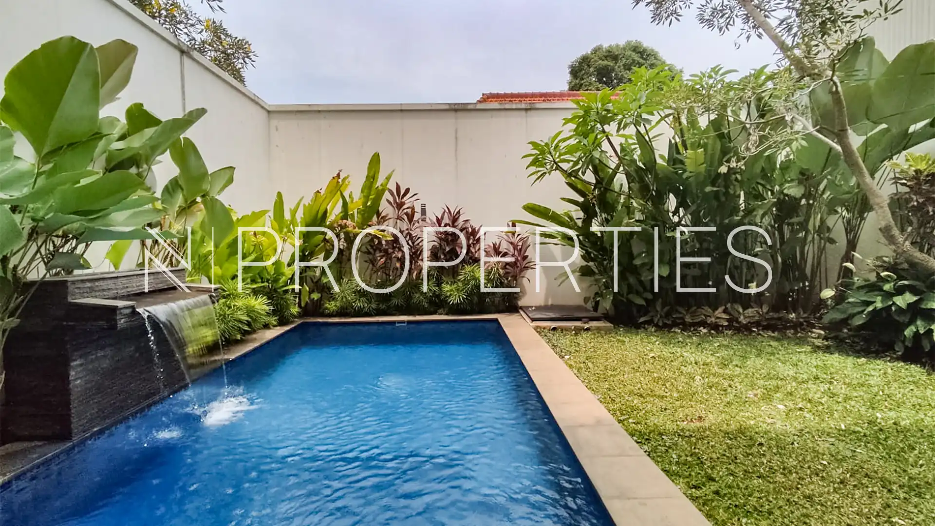 Kemang-4BR-Swimming Pool & Backyard