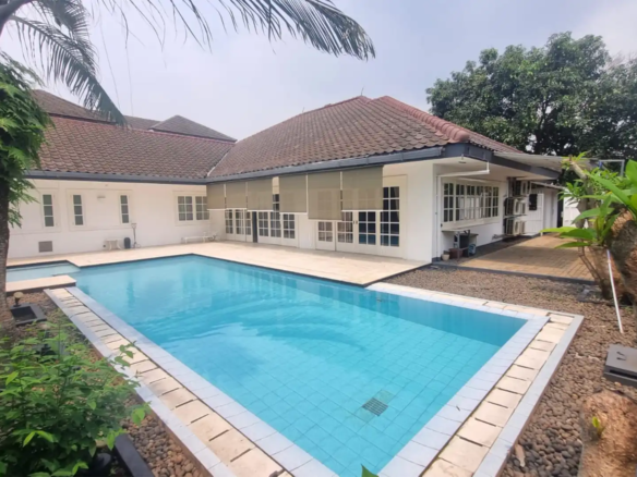 Kemangutara-4BR-Swimming Pool & Backyard