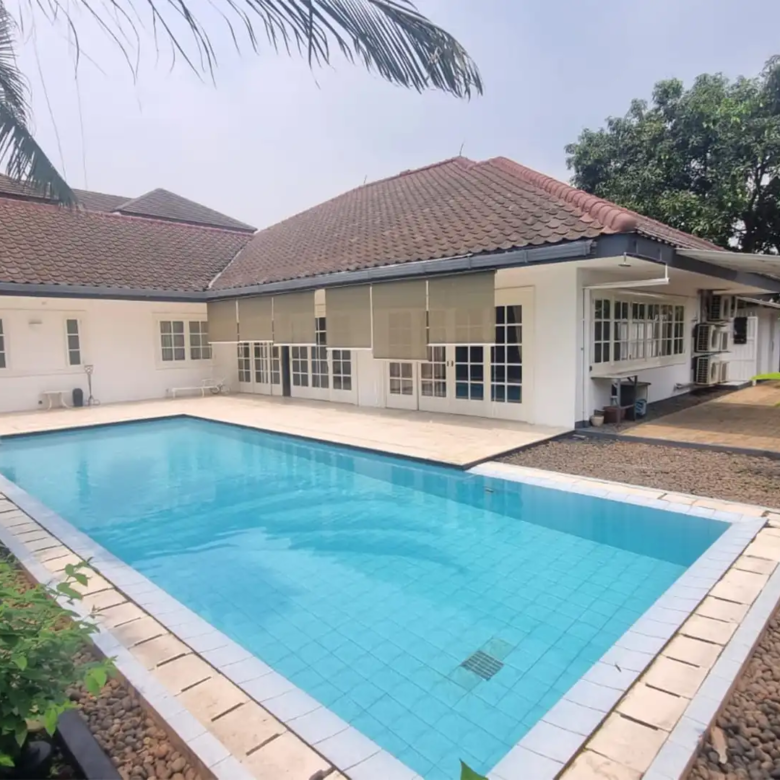 Kemangutara-4BR-Swimming Pool & Backyard