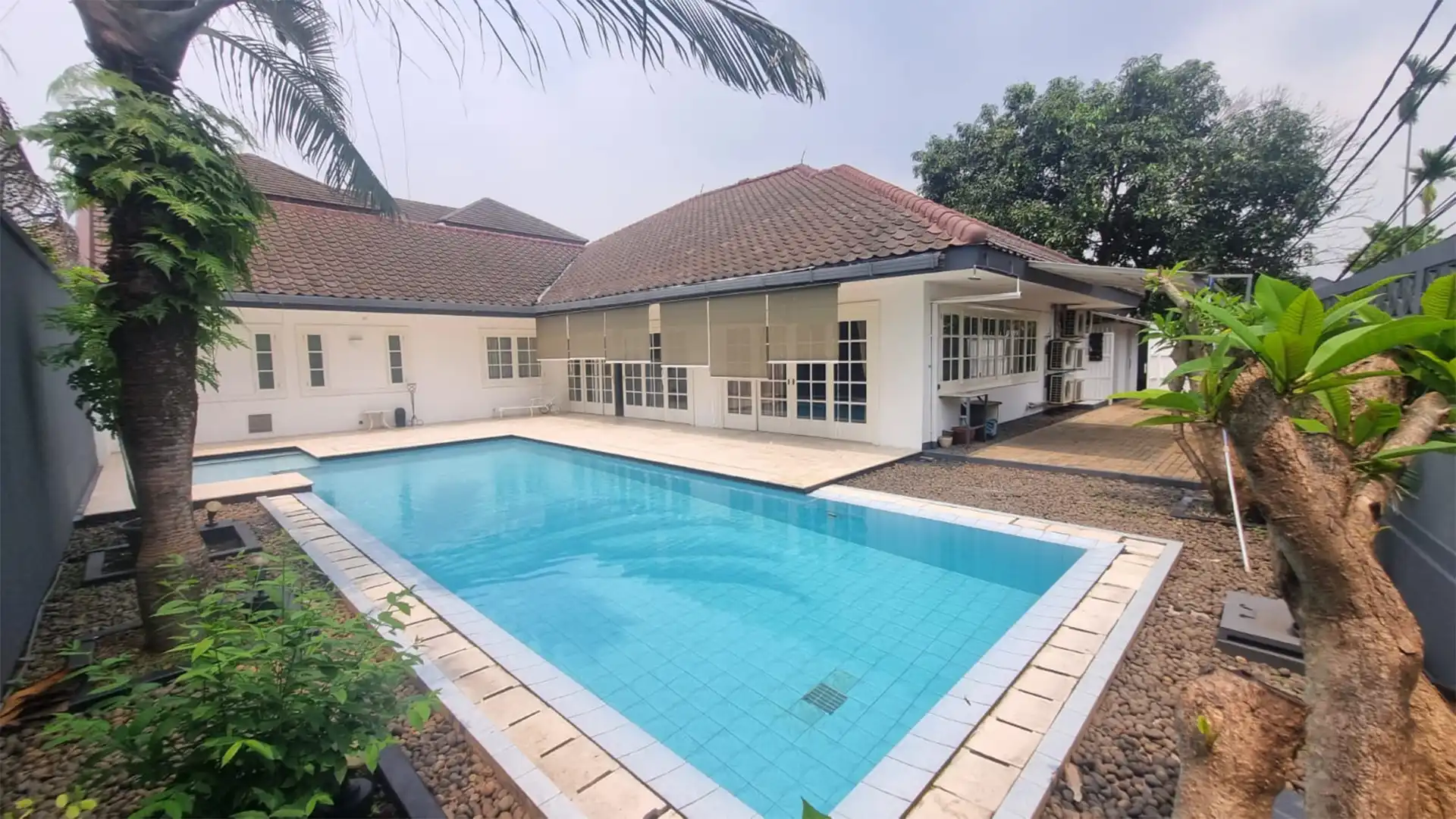 Kemangutara-4BR-Swimming Pool & Backyard