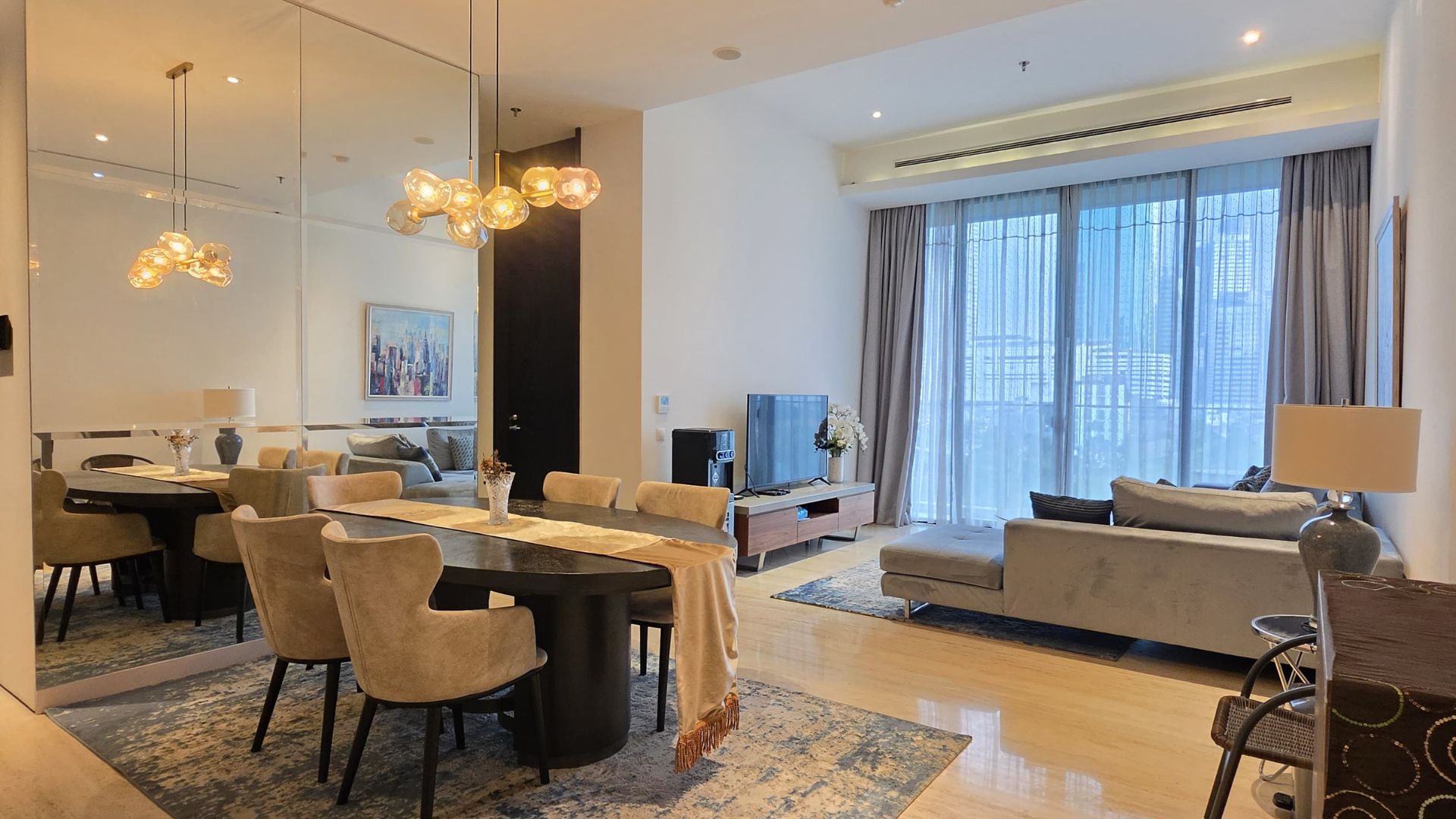 PORTE 6F – DINING AND LIVING AREA