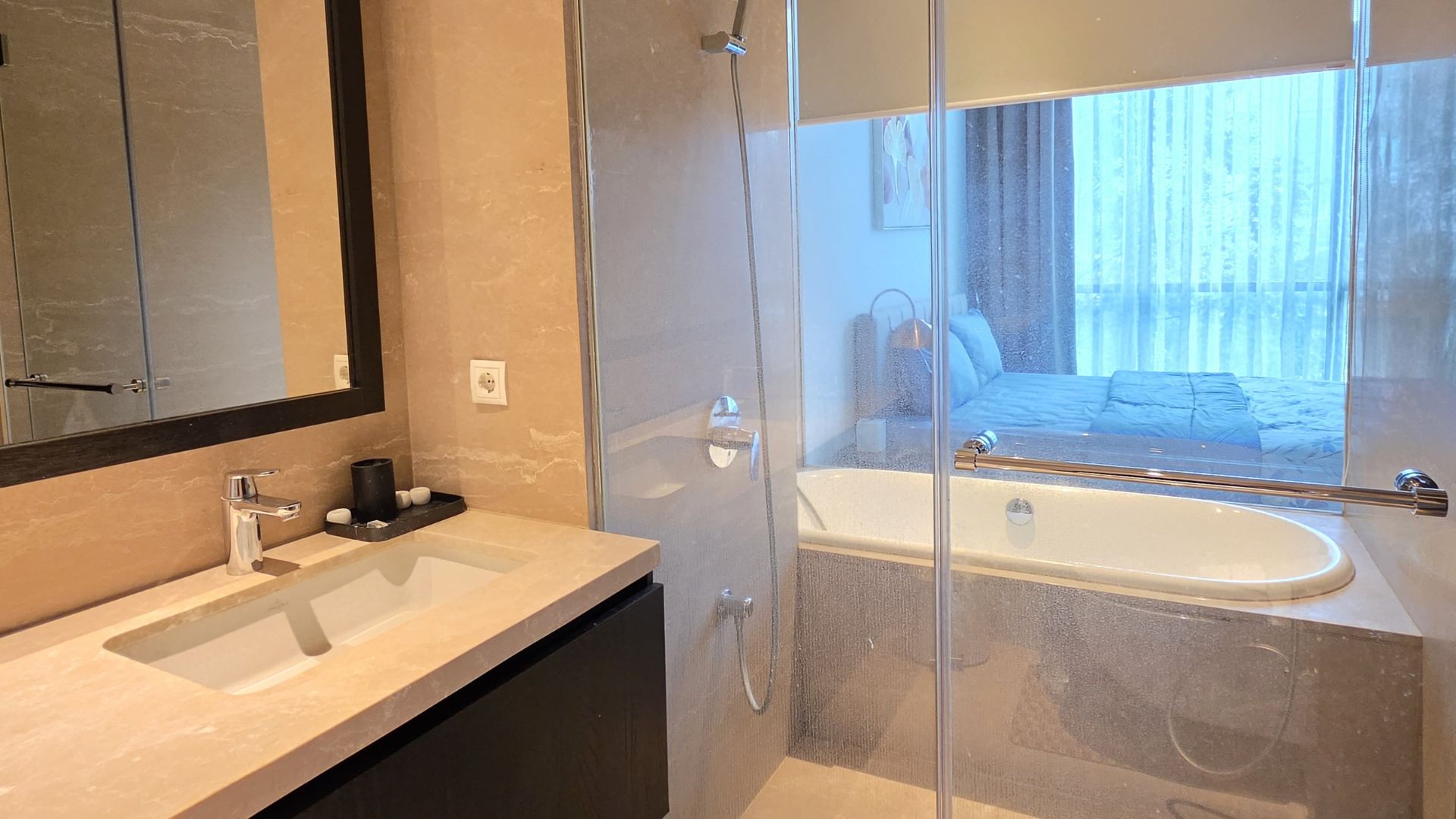 PORTE 6F – MASTER BATHROOM