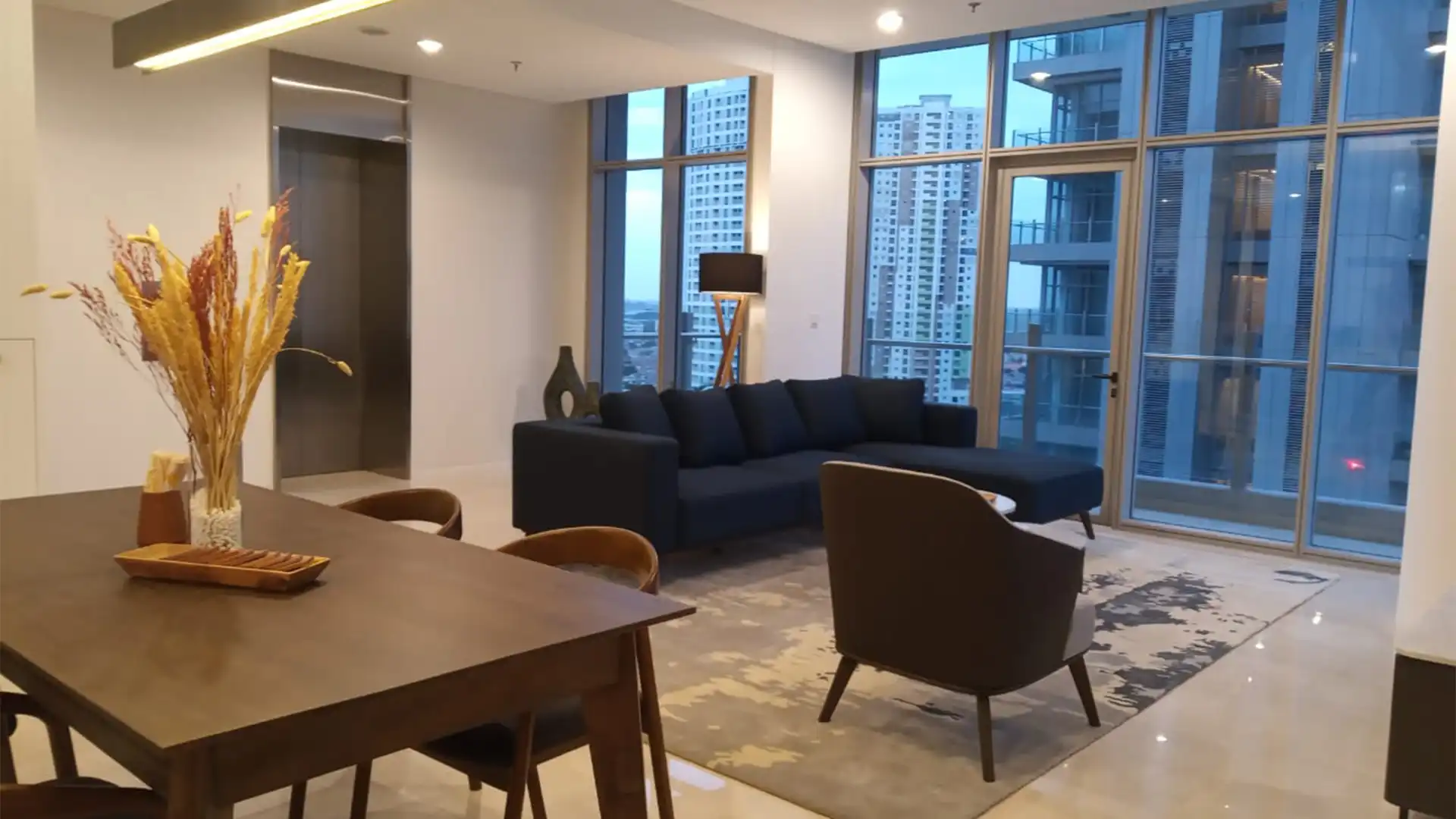 Verde Two-3BR-Dining & Living Area
