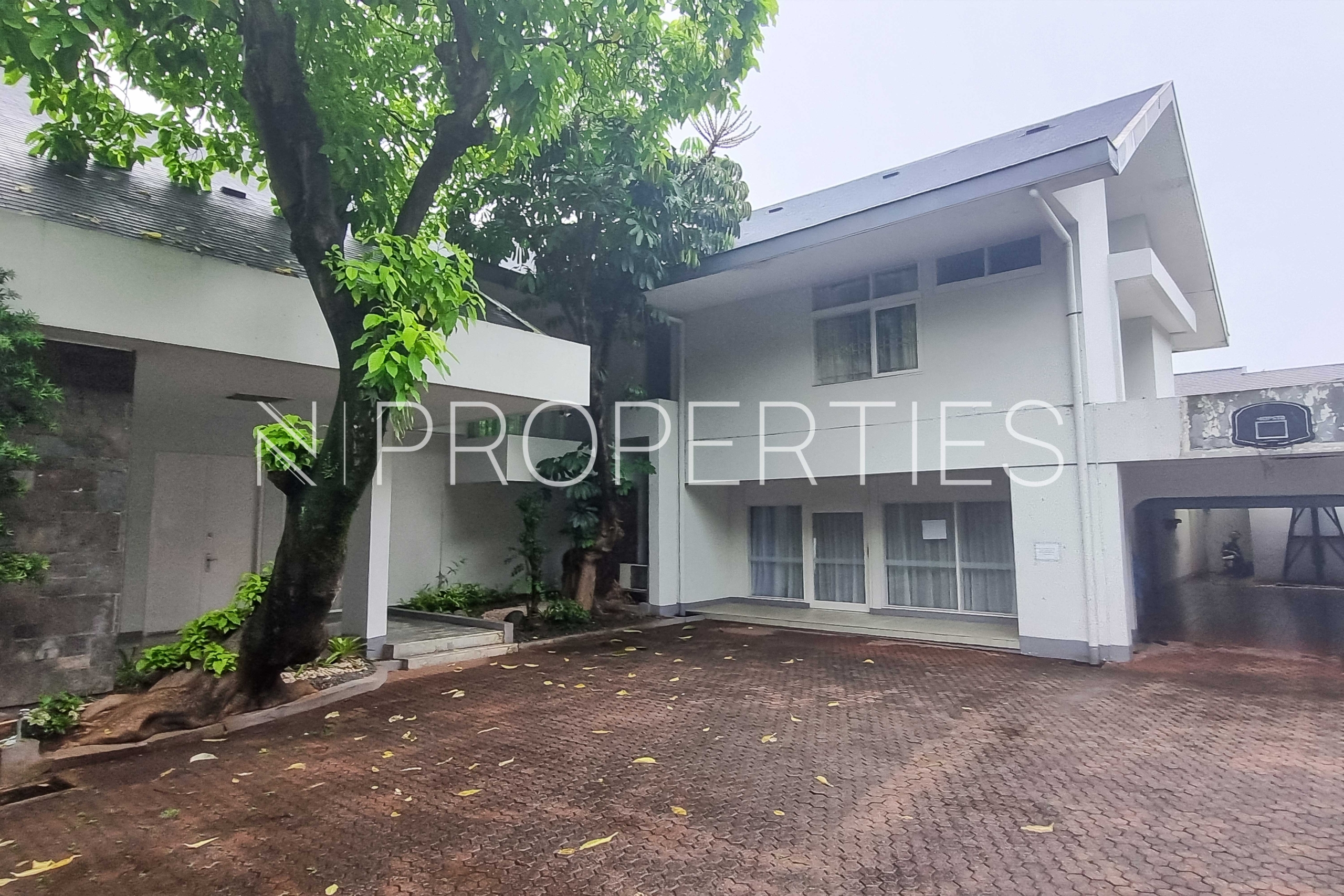 10 Expansive Family Estate at Kemang