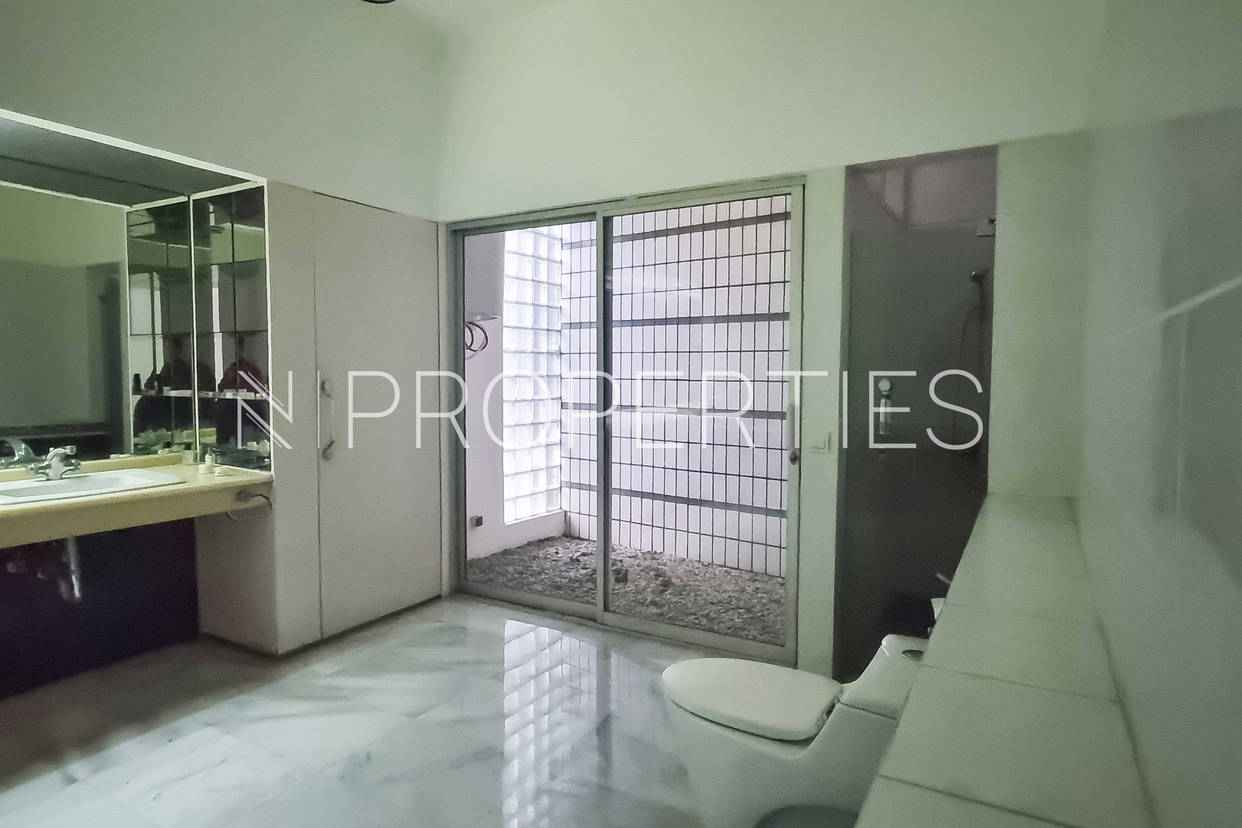 5 Expansive Family Estate at Kemang