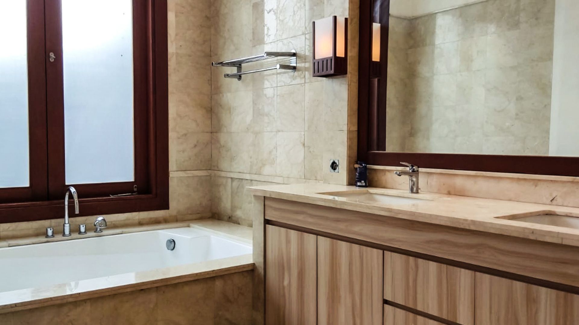 Benda Dalam 69 Kav S – Bathroom 2 Cilandak – Well-Balanced 4BR Home