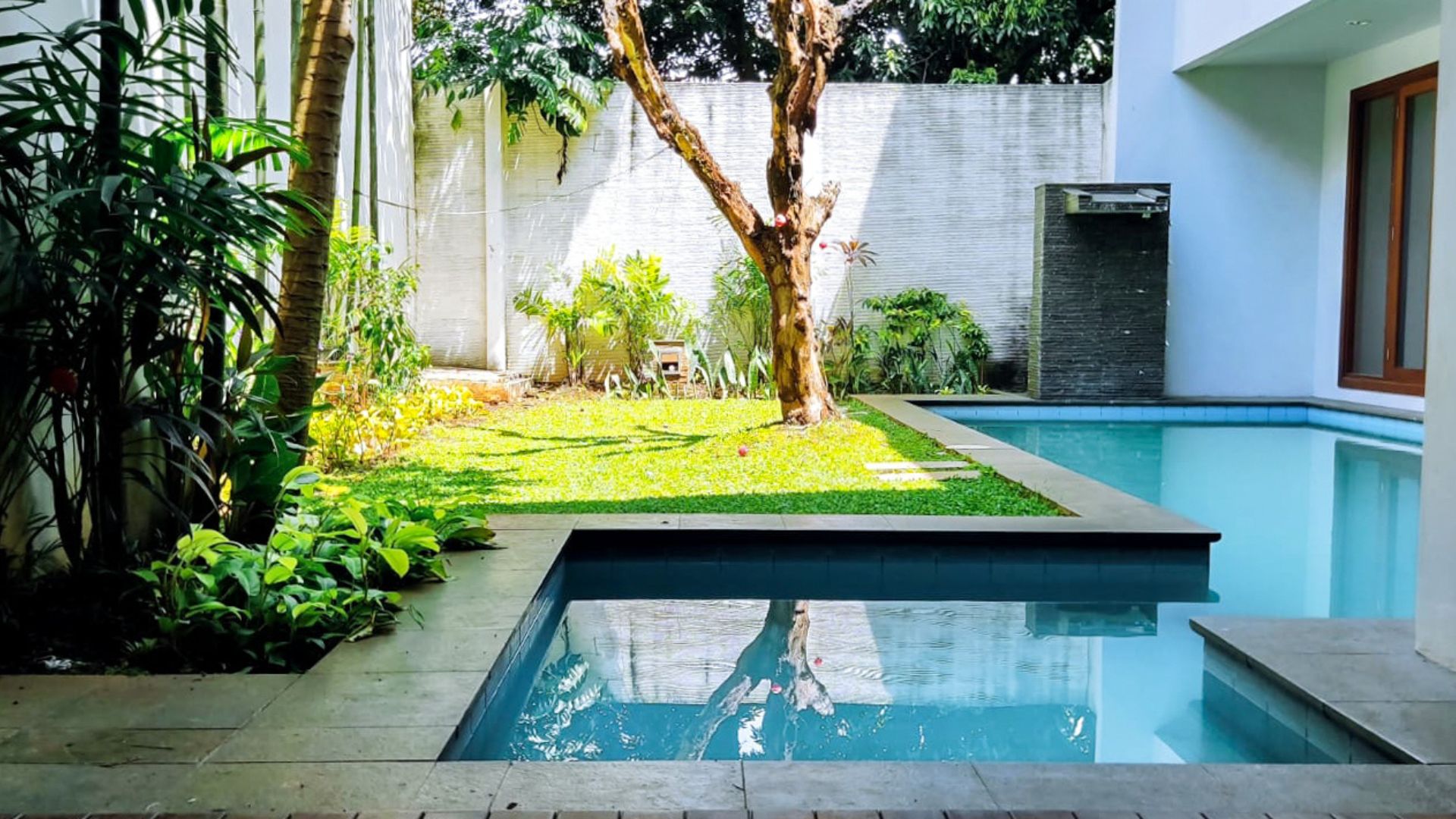 Benda Dalam 69 Kav S – Swimmingpool 4 Cilandak – Well-Balanced 4BR Home