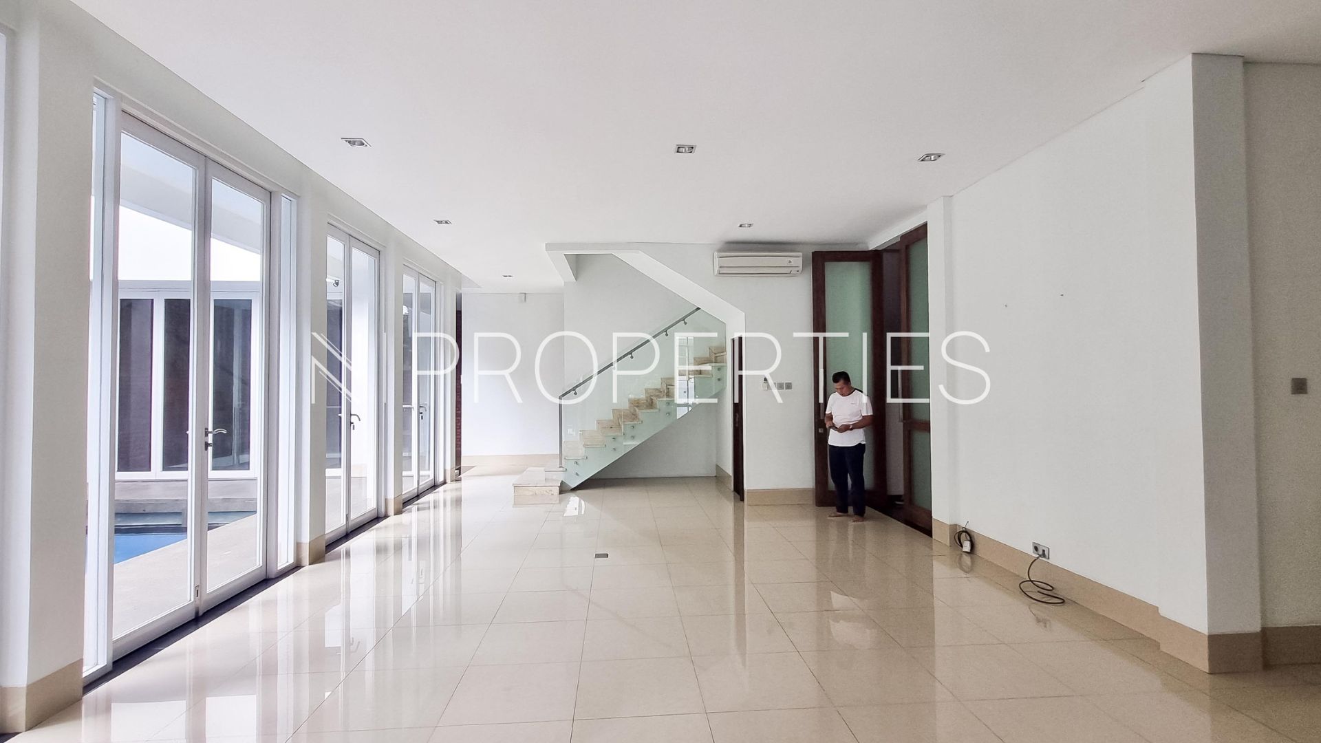 Super Luxury 4BR House at Pondok Indah