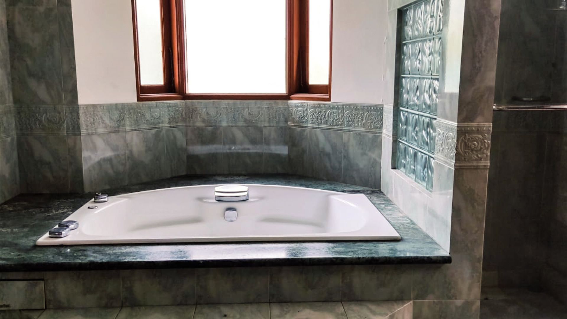 Jeruk Purut No. 59 – Bathroom Large 5BR House at Cilandak