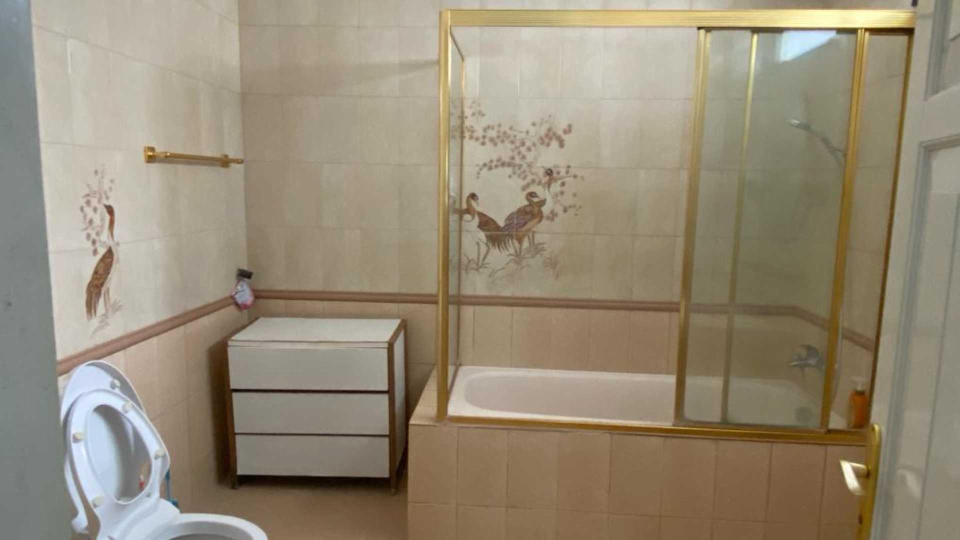 Karang Asem-4BR-Bathroom 2 Kuningan – Luxury Stylish 4BR House