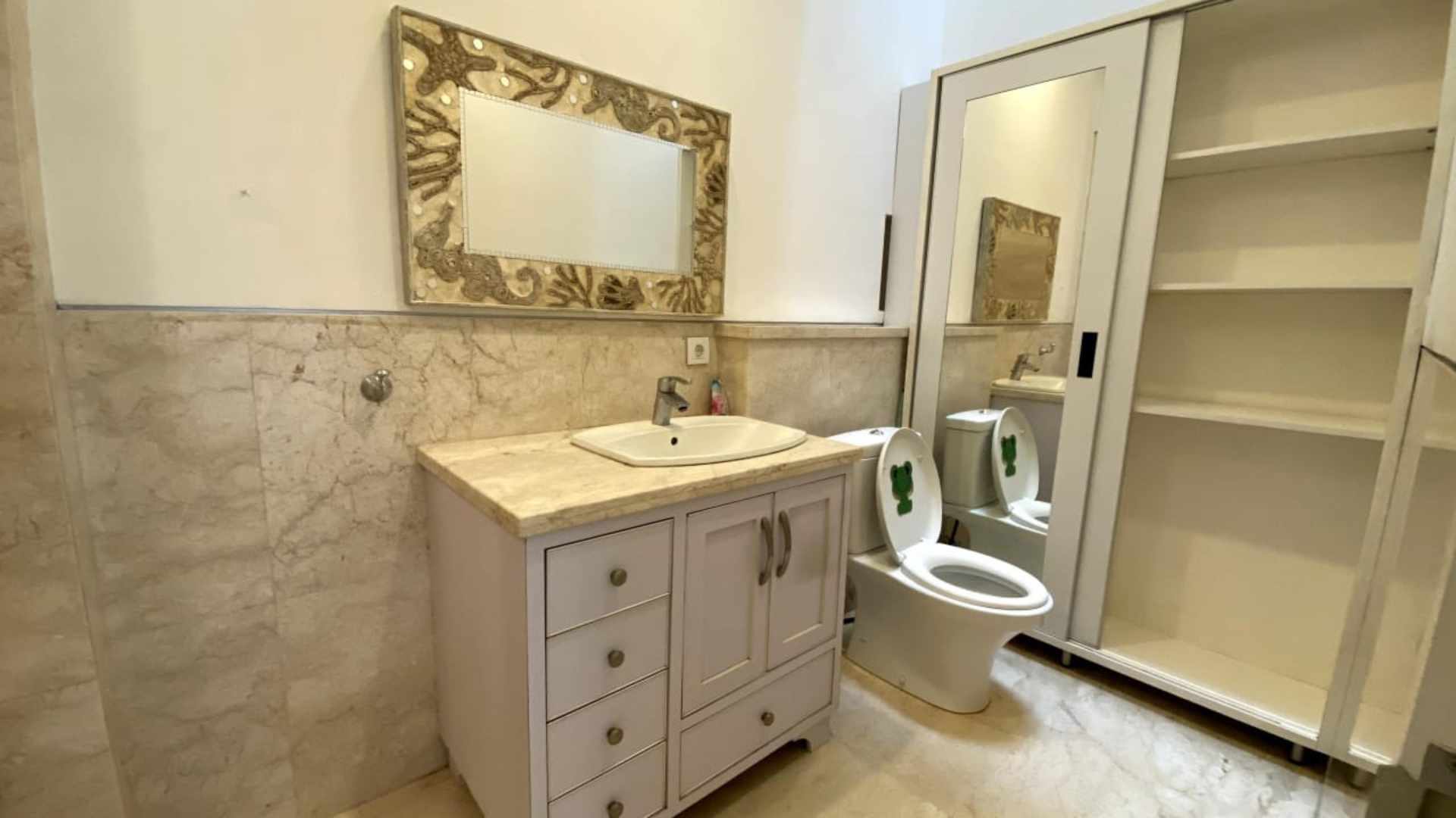 Menteng-4BR-Bathroom Well-Proportioned 4BR House at Menteng