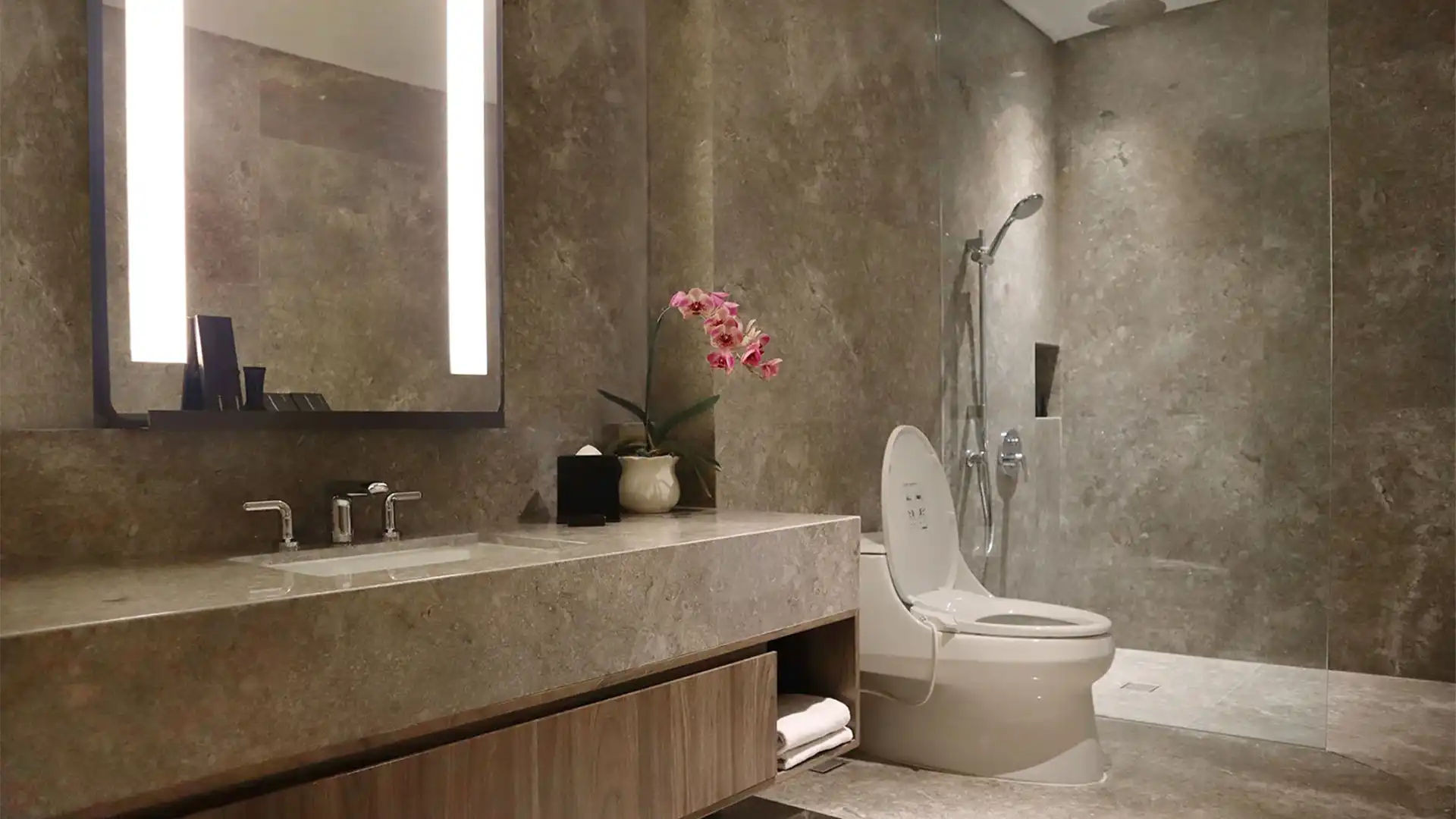 OAKWOOD-1BR-BATHROOM Oakwood Suites Kuningan – Comfortable 1BR Serviced Apartment