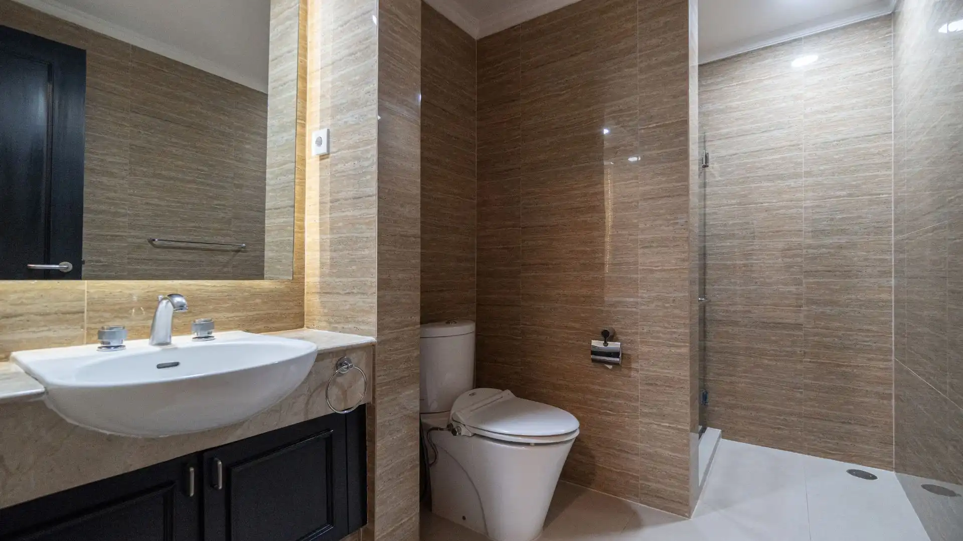 PIGA-3BR-BATHROOM 1 Pondok Indah Golf Apartment – Premium 3BR