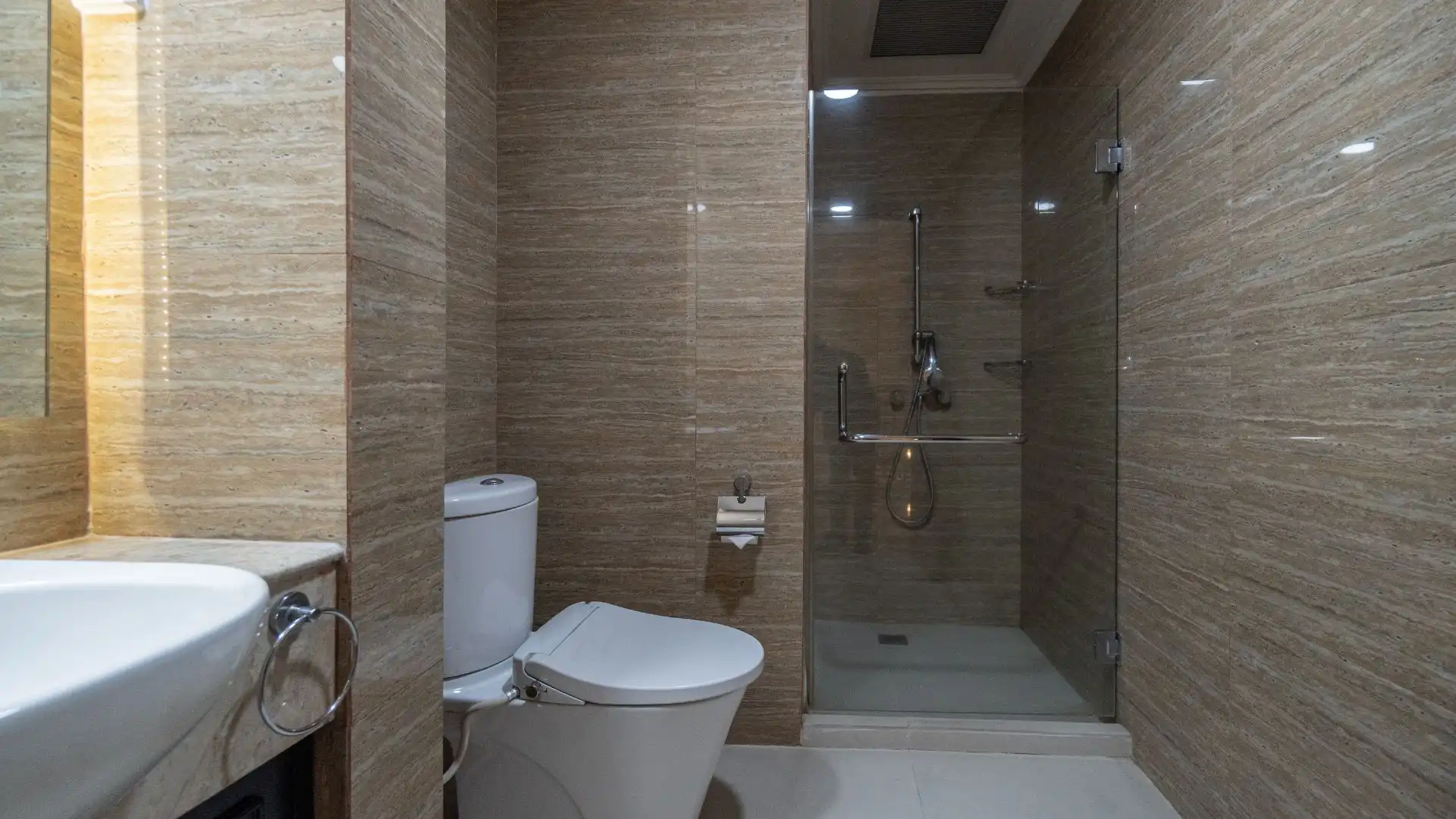 PIGA-3BR-BATHROOM 2 Pondok Indah Golf Apartment – Premium 3BR