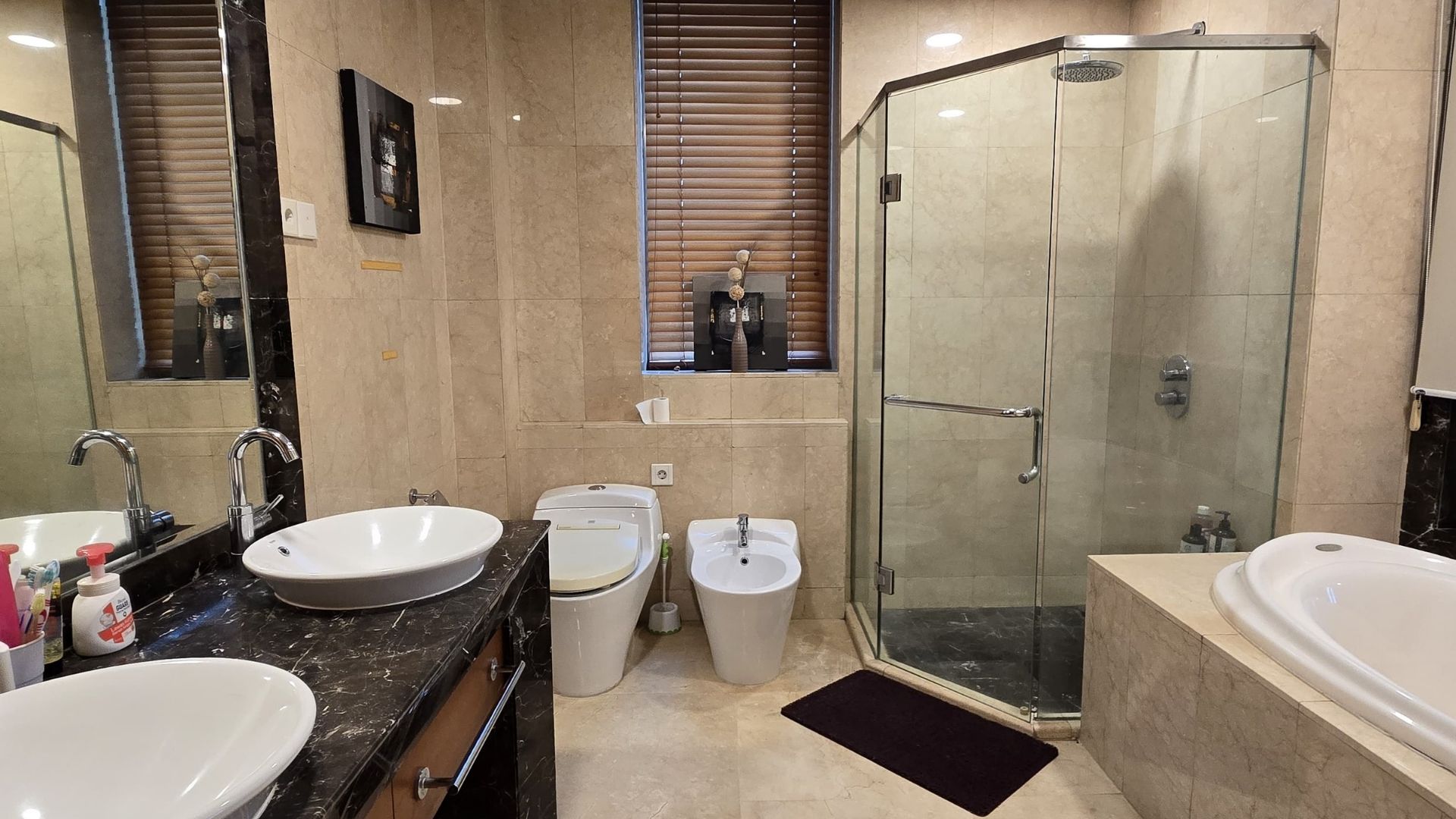 Senayan City Residence-3BR-Shower Senayan City Residence – Premium 3BR Apartment